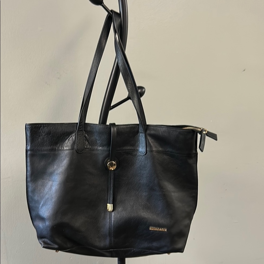 Classic Black Leather Shoulder Tote with Subtle Hardware